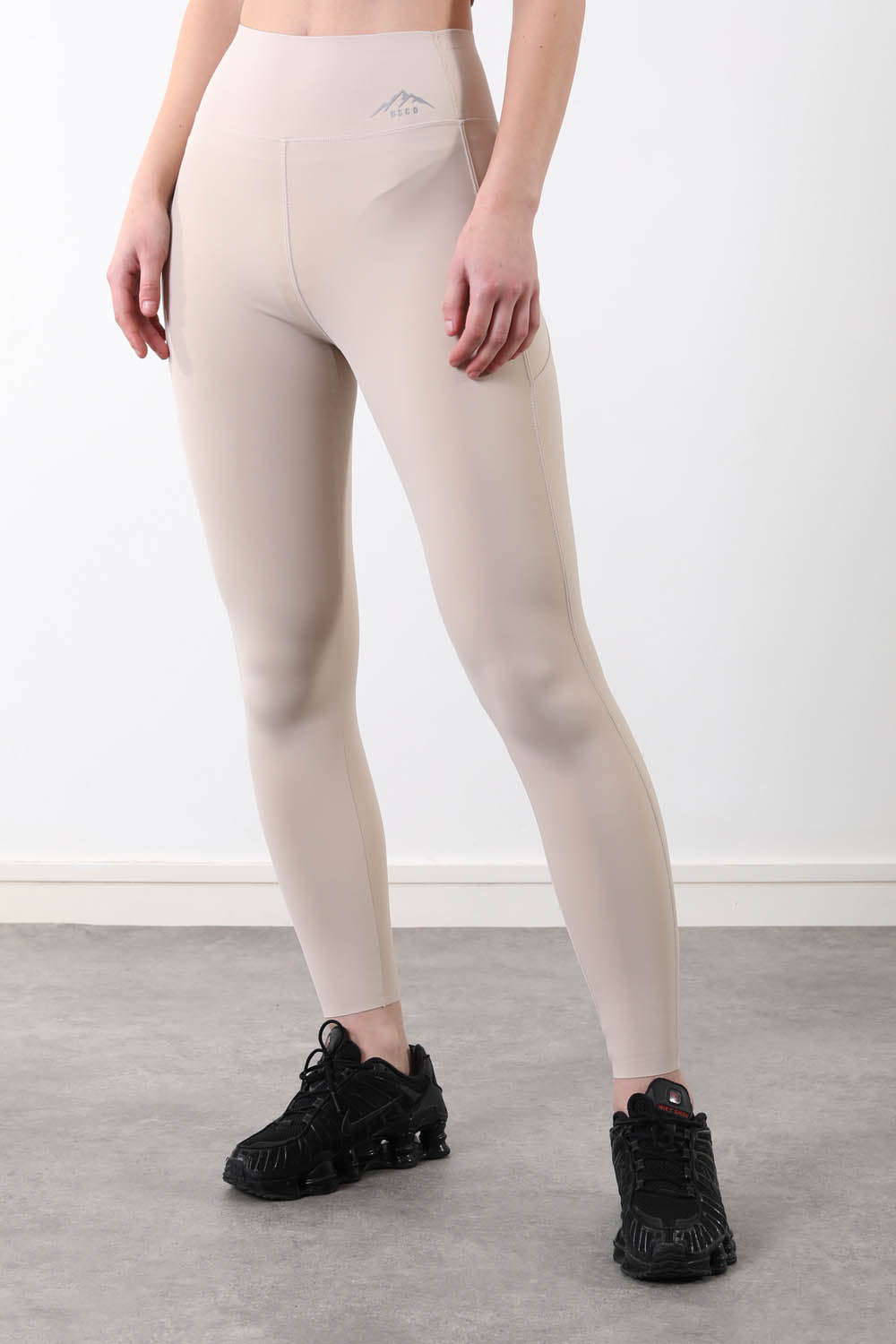 The strike Leggings in Apricot