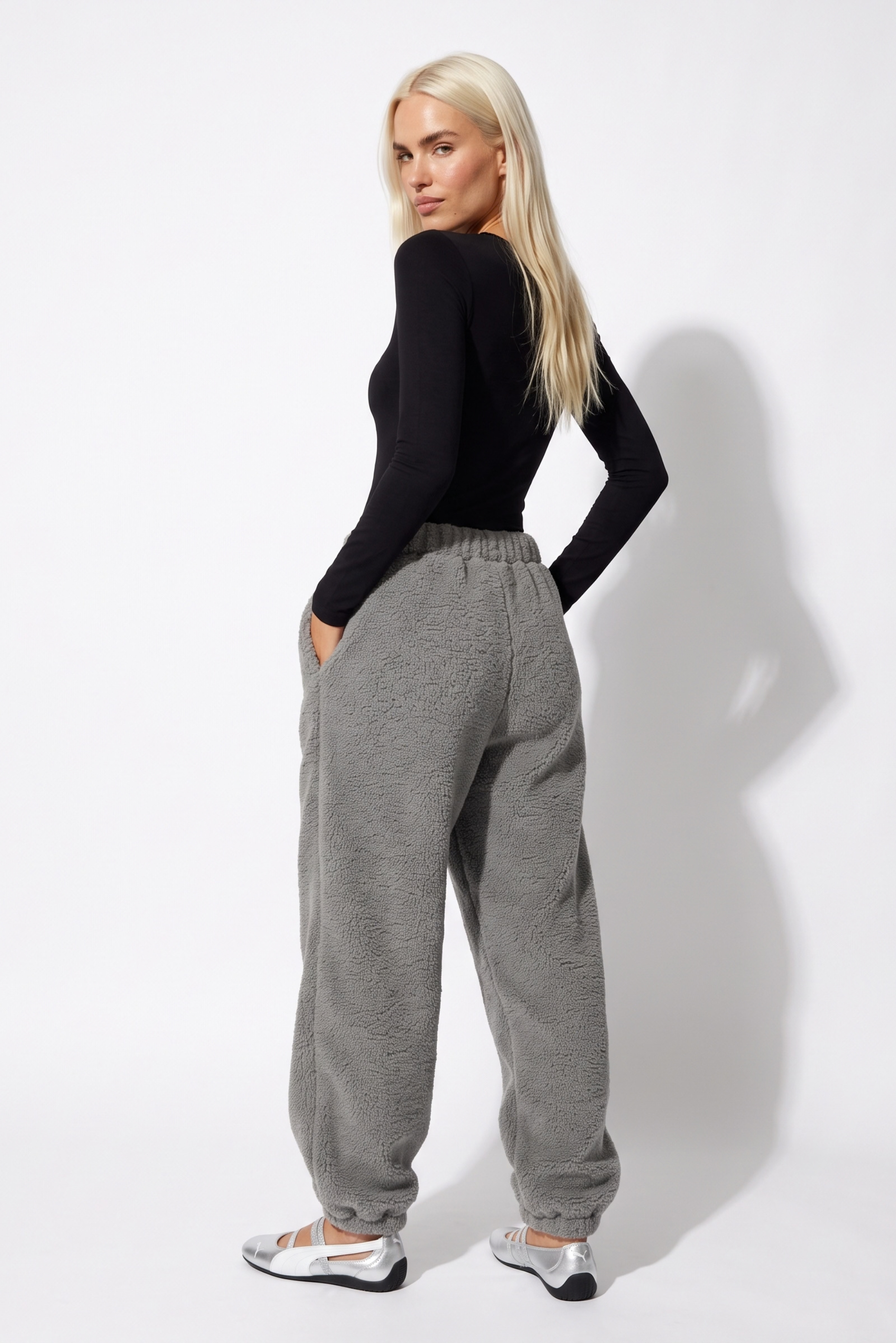 THE VAULT JOGGERS IN GREY